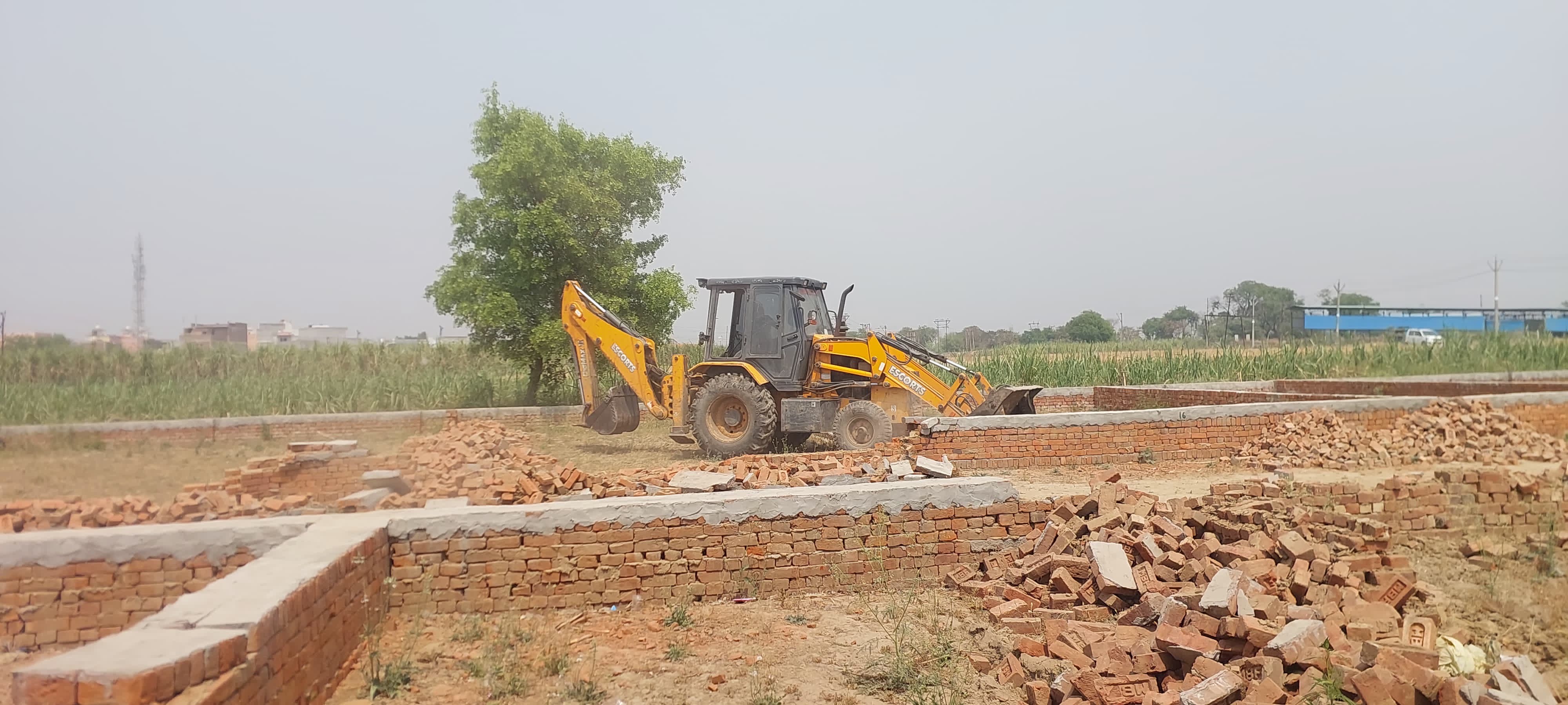 अवैध कॉलोनी पर चला बुलडोजर
